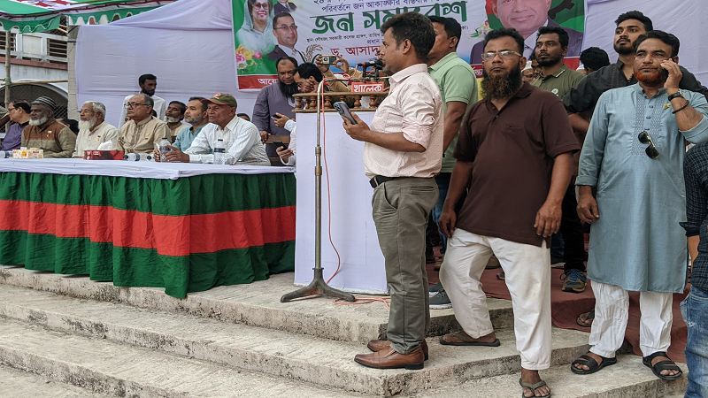 পায়ে জুতা নিয়ে শহীদ মিনারে জনসভা করলেন বিএনপির কেন্দ্রীয় নেতা